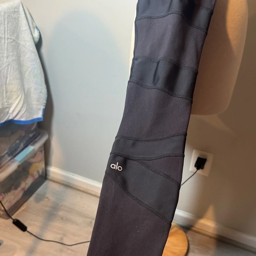 ALO Yoga black Leggings with cross cross design